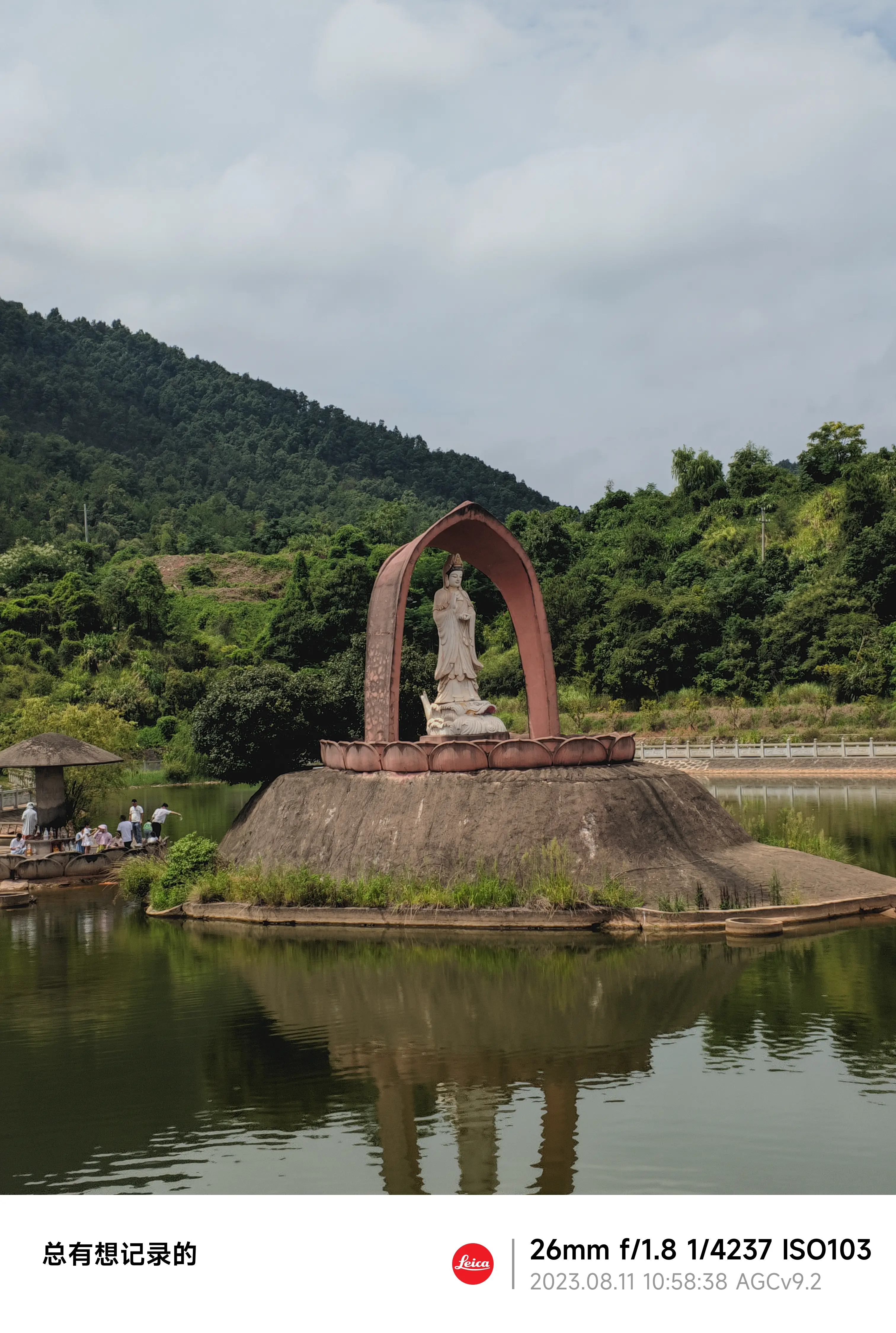 下山啦,旁边的生佛寺的湖中菩萨