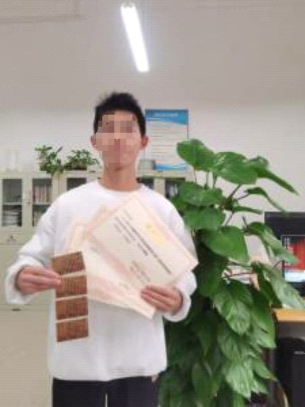 哈哈哈,没去拿奖,托向同学跑腿