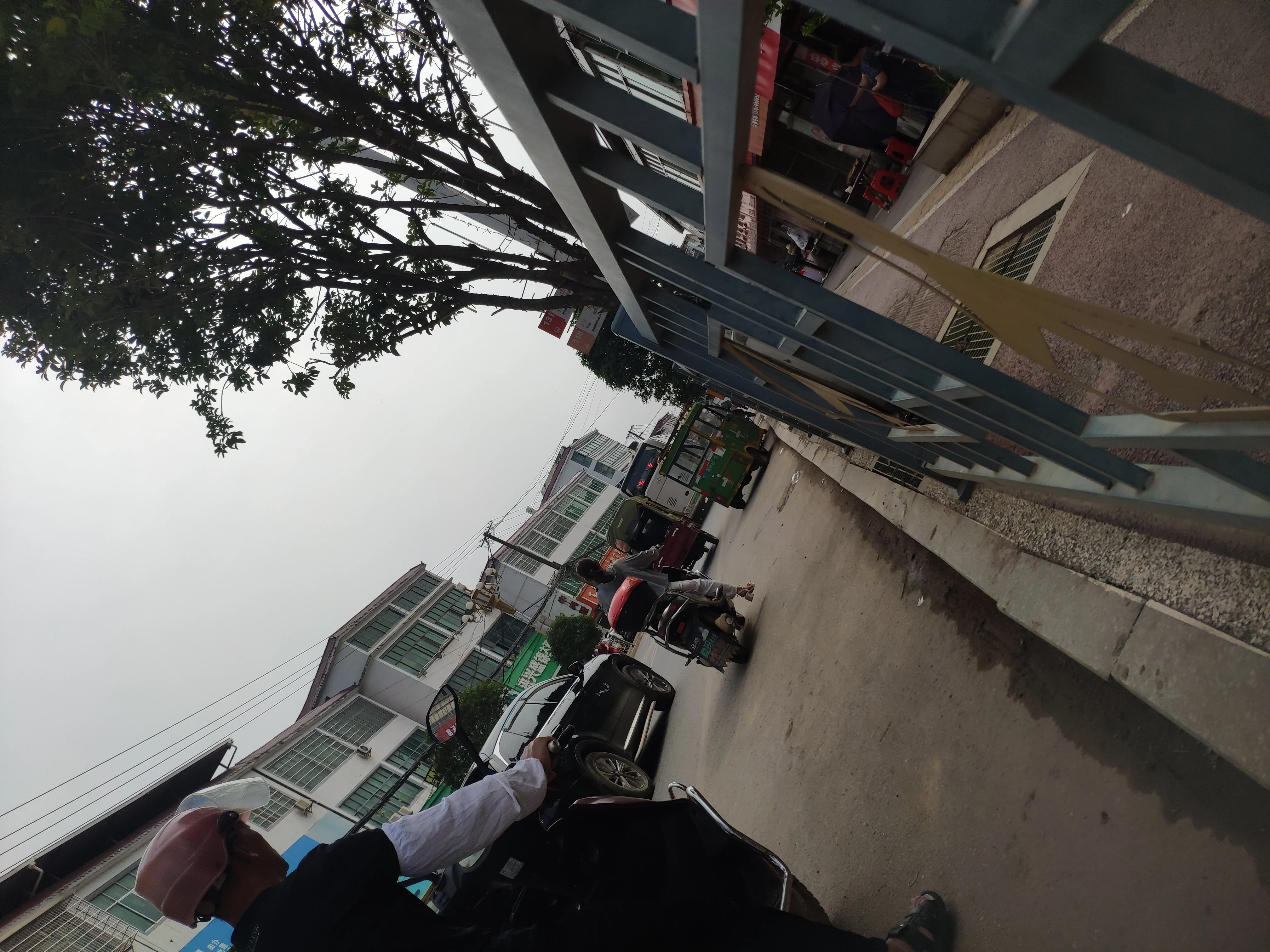 路上拍的,就中间那辆